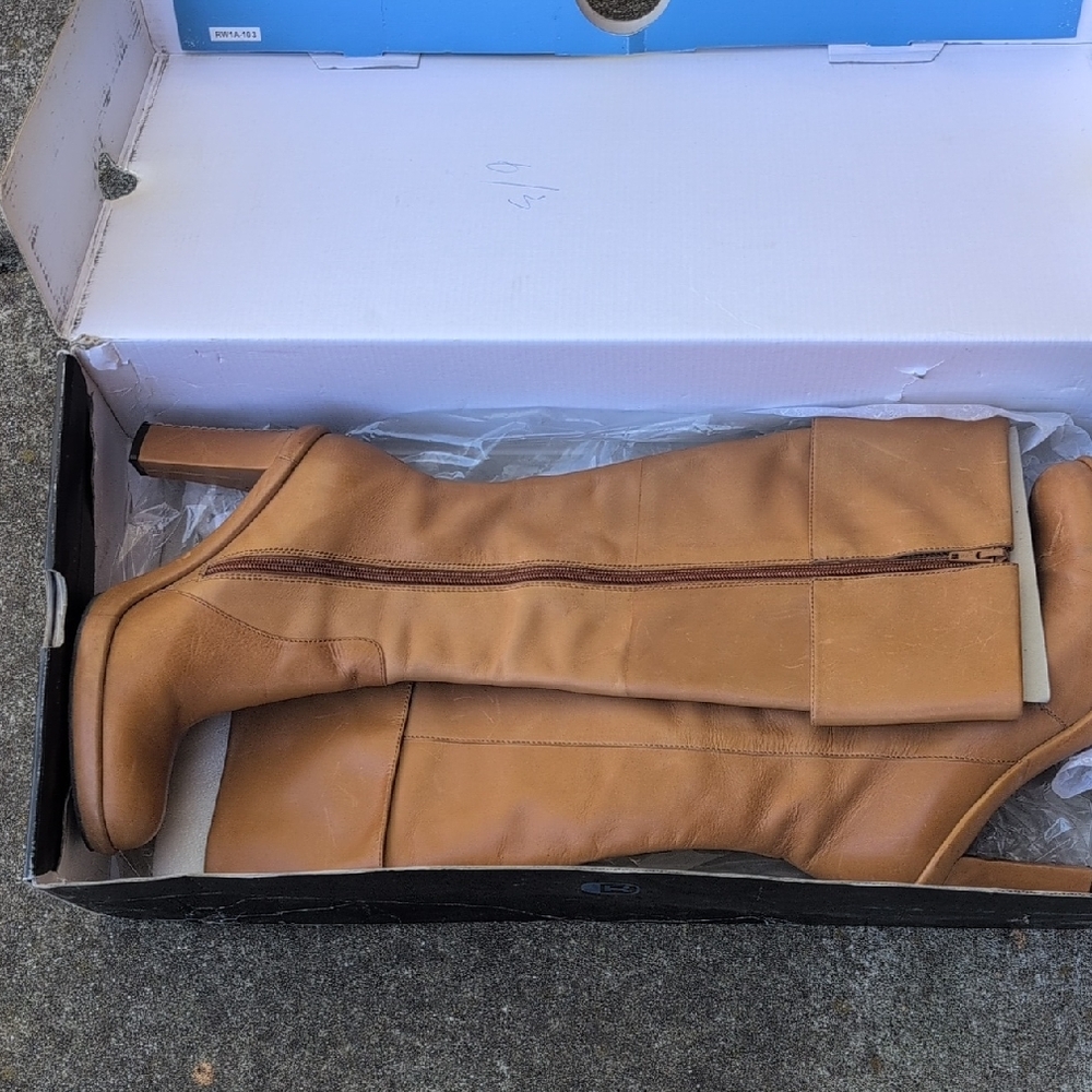 Tan Leather Knee-High Women’s Boots - Classic Zip Side Kenneth Cole Never Worn